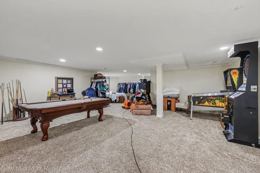 3812 Finch Drive Troy City, MI 48084