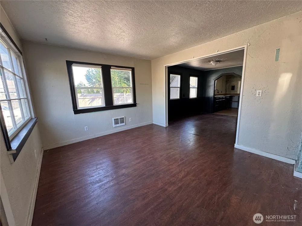 4727 Ocean Beach Highway Longview, WA 98632