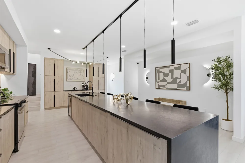 1810 Kraft Street Dallas, TX 75212