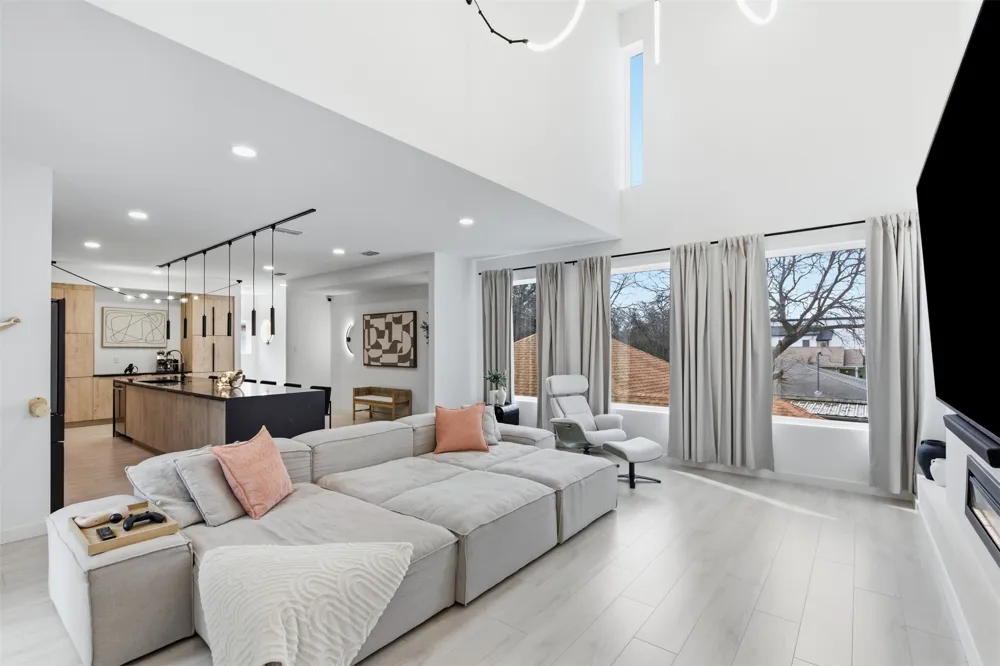 1810 Kraft Street Dallas, TX 75212