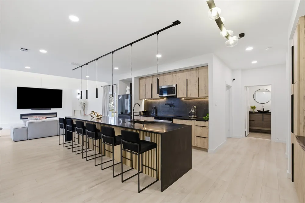 1810 Kraft Street Dallas, TX 75212