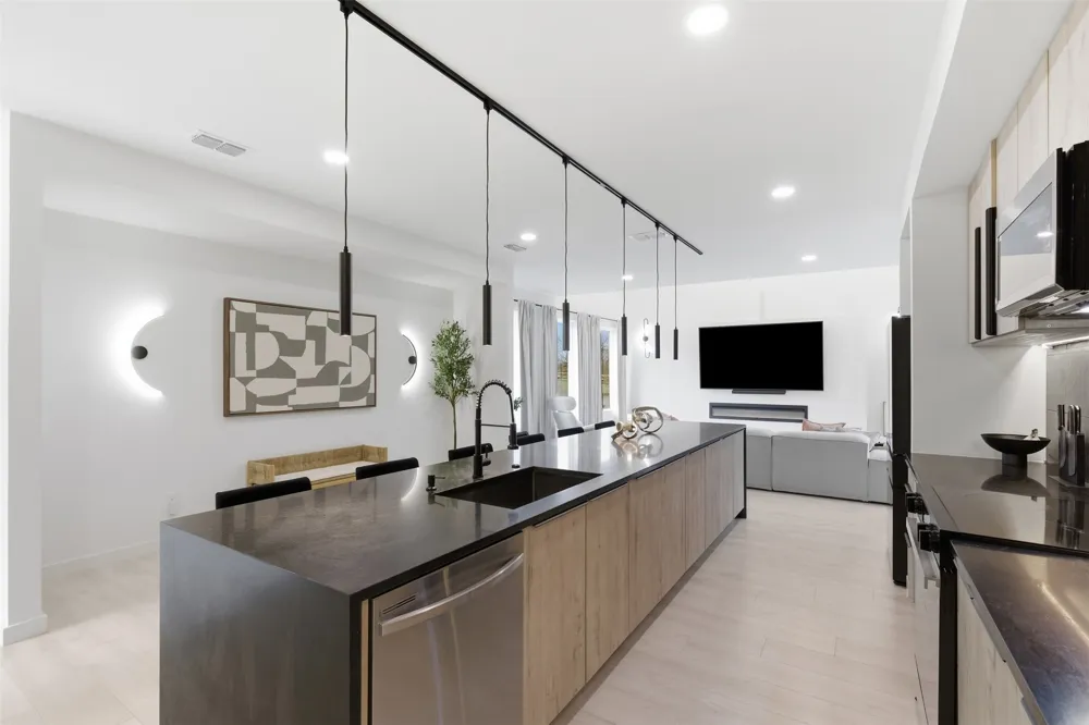 1810 Kraft Street Dallas, TX 75212