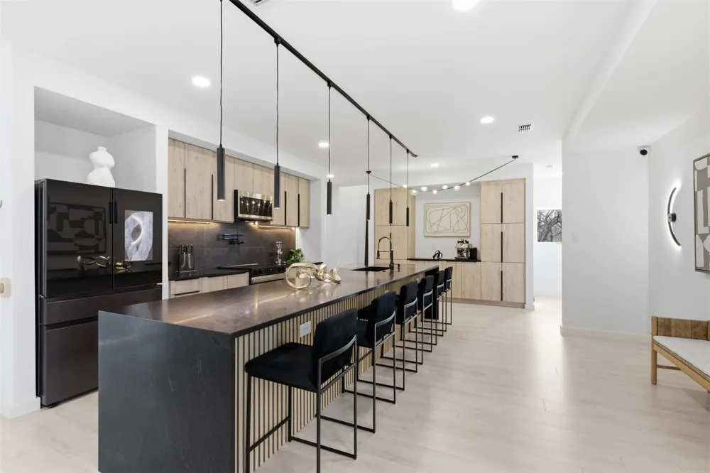 1810 Kraft Street Dallas, TX 75212