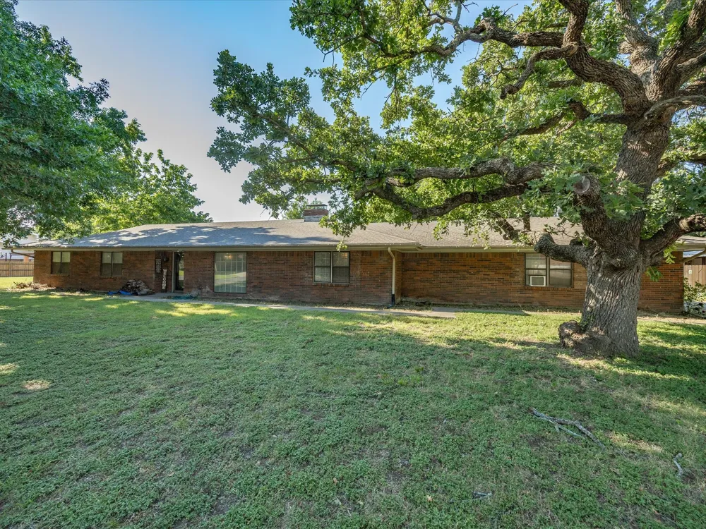 901 Pebble Street Bowie, TX 76230