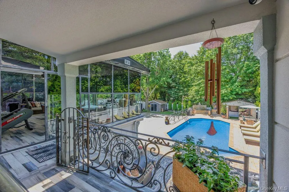 2696 Clubhouse Road Merrick, NY 11566