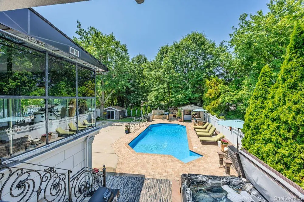 2696 Clubhouse Road Merrick, NY 11566