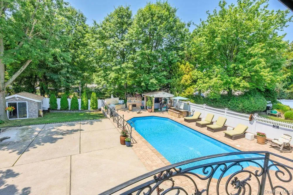2696 Clubhouse Road Merrick, NY 11566