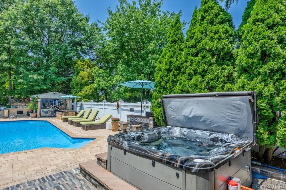2696 Clubhouse Road Merrick, NY 11566