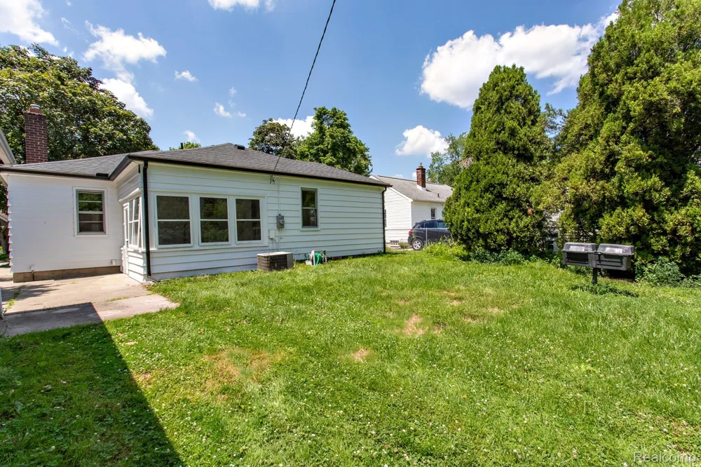 4056 Robina Avenue Berkley City, MI 48072