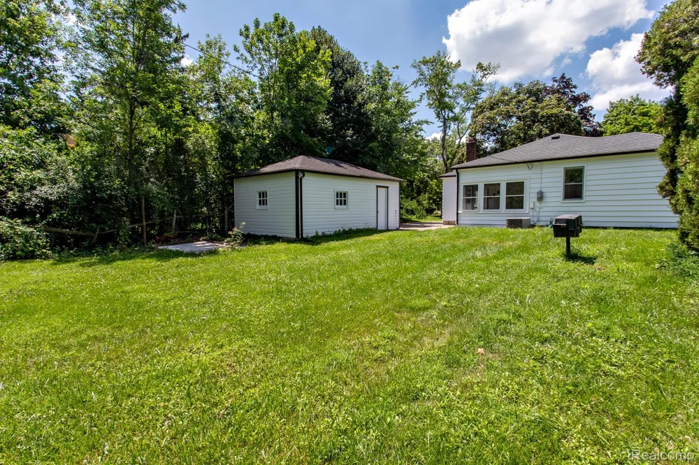 4056 Robina Avenue Berkley City, MI 48072