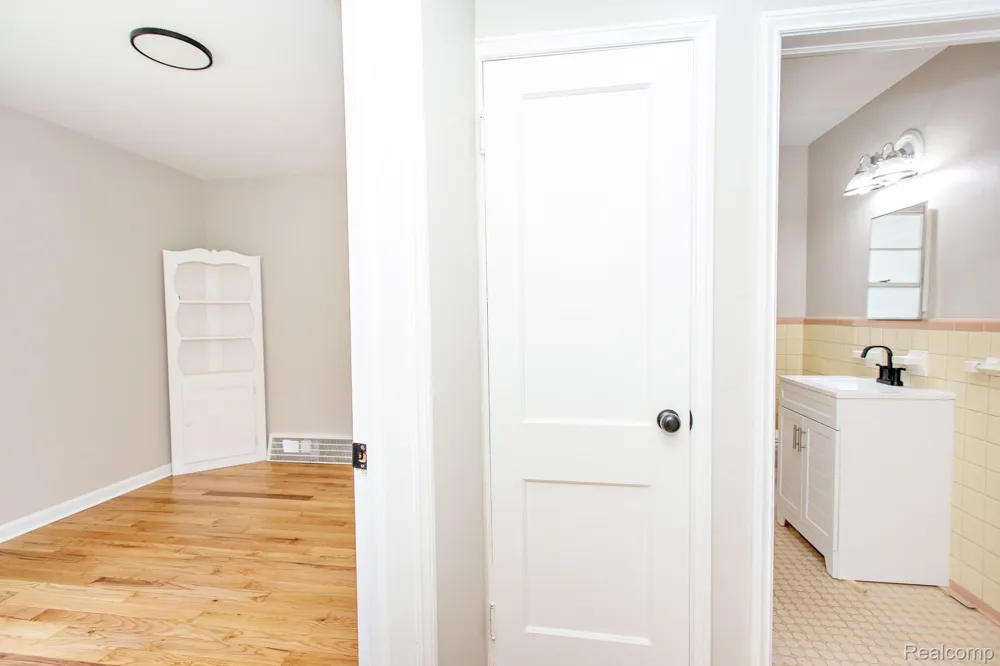 4056 Robina Avenue Berkley City, MI 48072
