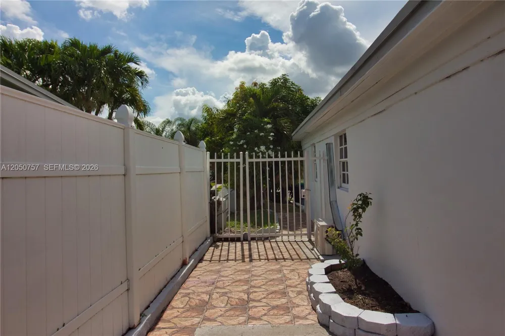 19522 NW 37th Ct Miami Gardens, FL 33055