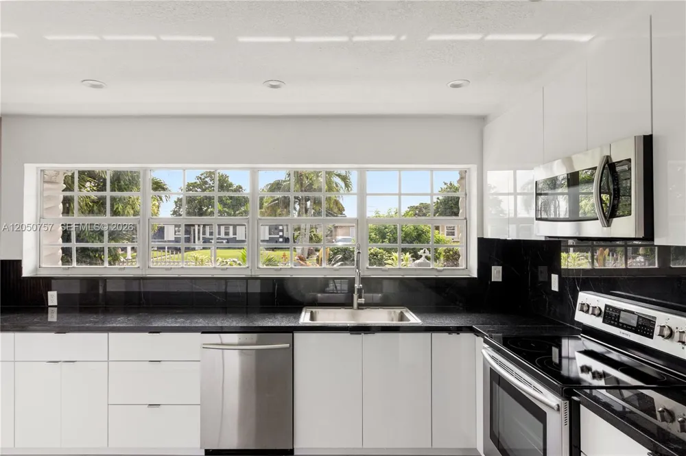 19522 NW 37th Ct Miami Gardens, FL 33055
