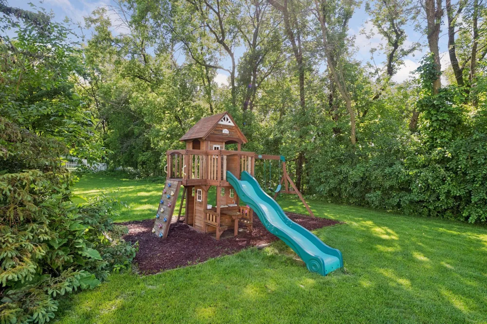 2719 Longacres Drive Chanhassen, MN 55317