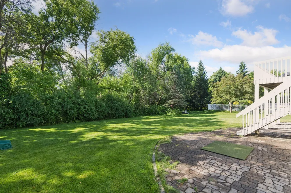 2719 Longacres Drive Chanhassen, MN 55317