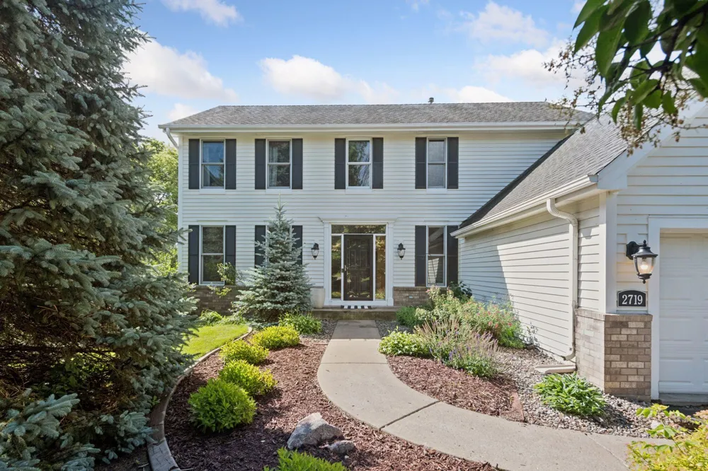 2719 Longacres Drive Chanhassen, MN 55317