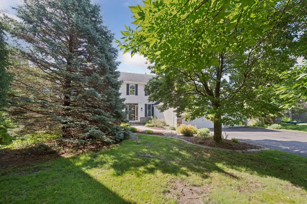 2719 Longacres Drive Chanhassen, MN 55317