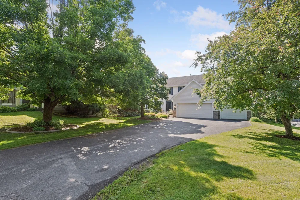 2719 Longacres Drive Chanhassen, MN 55317