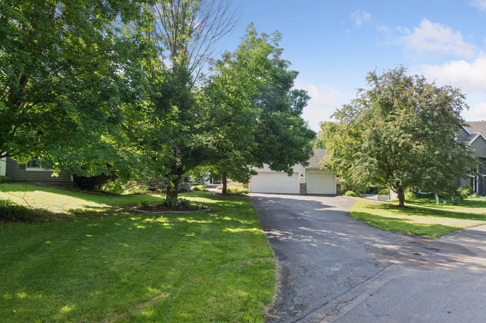 2719 Longacres Drive Chanhassen, MN 55317