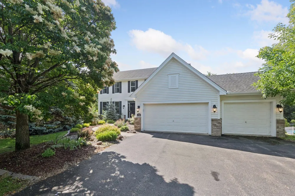 2719 Longacres Drive Chanhassen, MN 55317