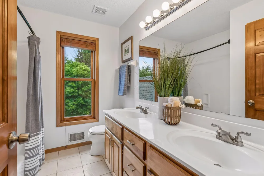 2719 Longacres Drive Chanhassen, MN 55317