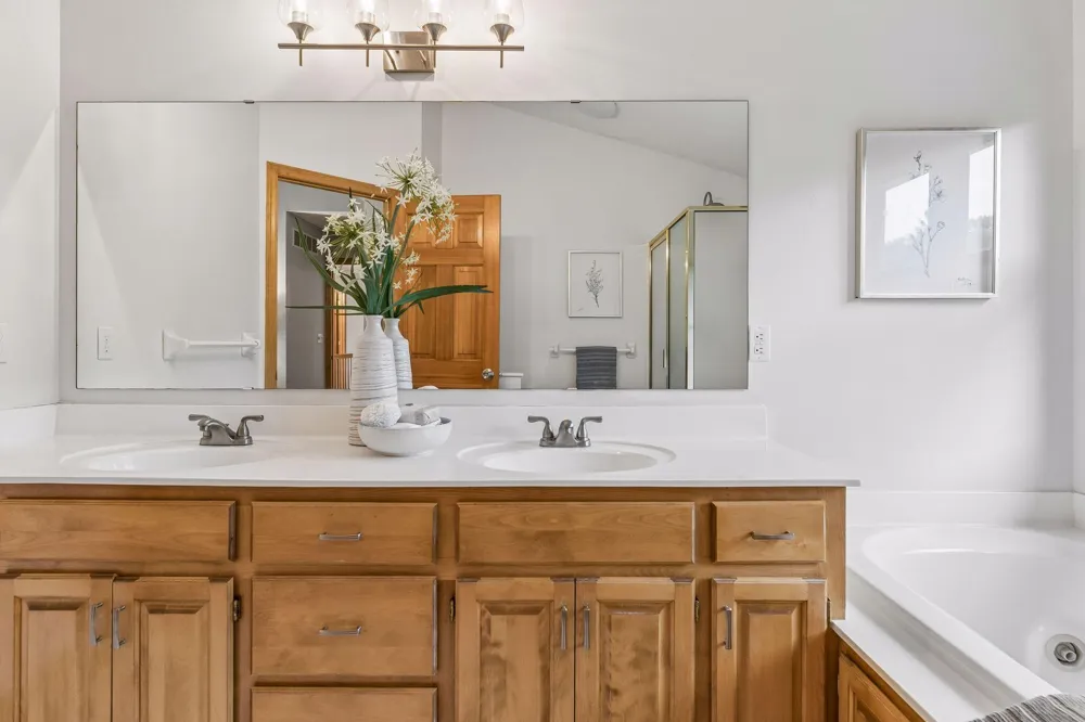 2719 Longacres Drive Chanhassen, MN 55317