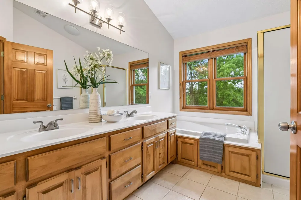 2719 Longacres Drive Chanhassen, MN 55317