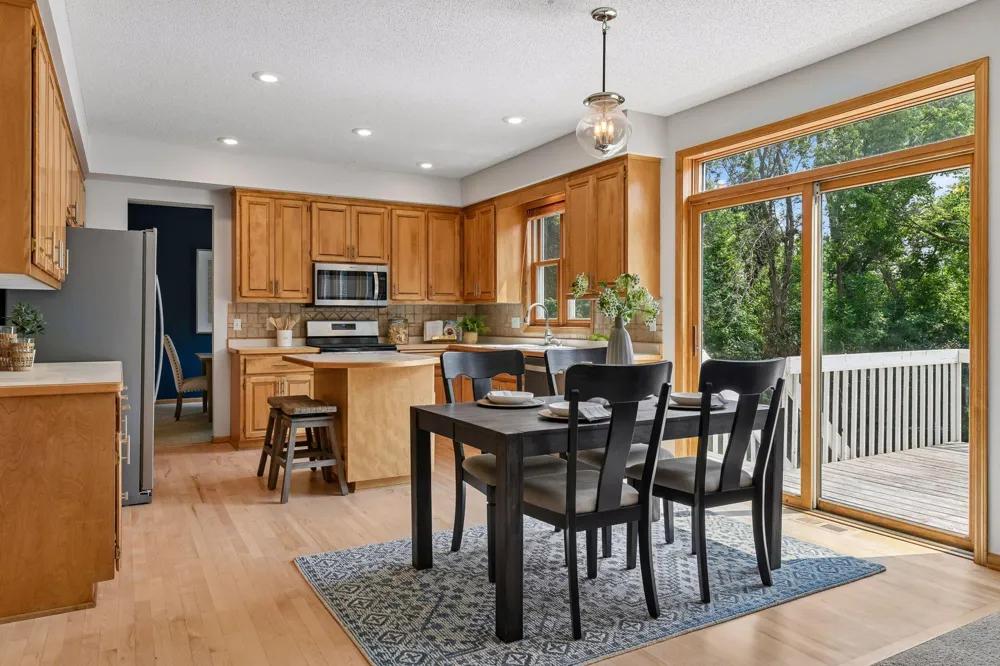 2719 Longacres Drive Chanhassen, MN 55317