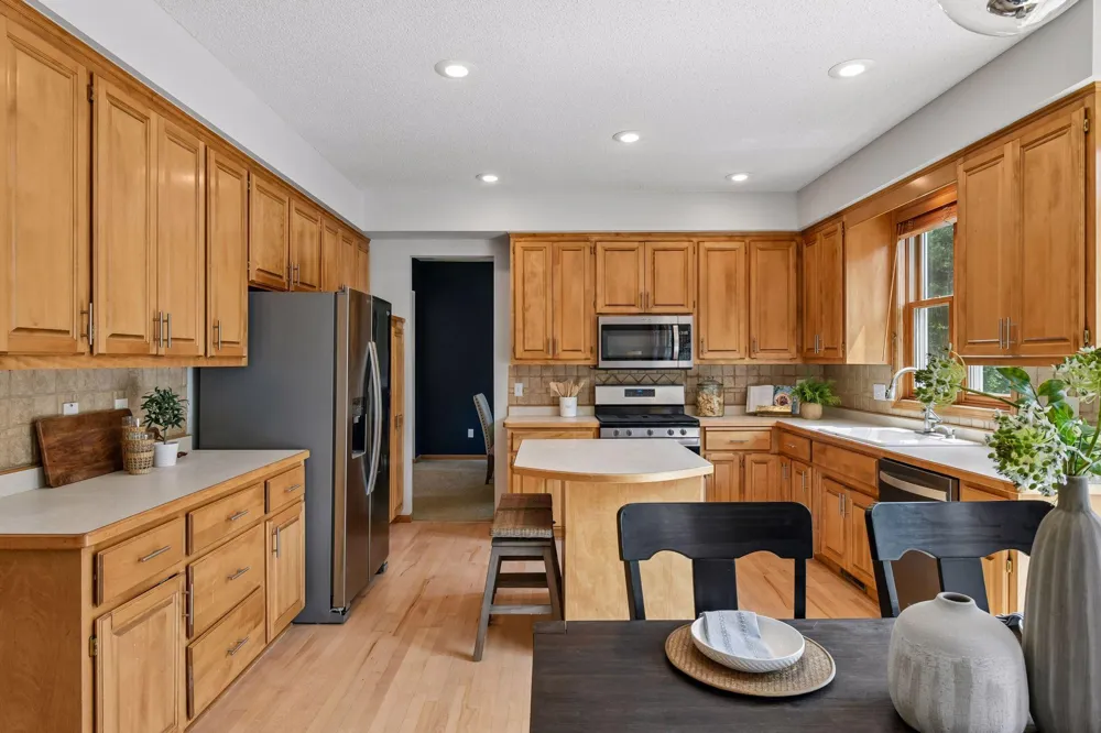 2719 Longacres Drive Chanhassen, MN 55317