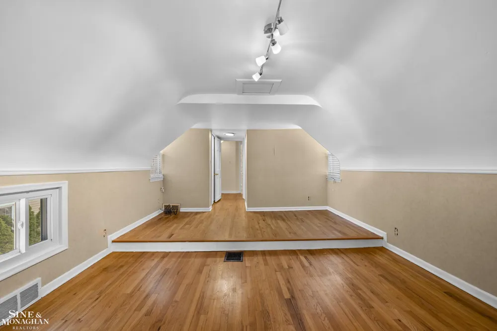 190 Lakeview Avenue Grosse Pointe Farms City, MI 48236