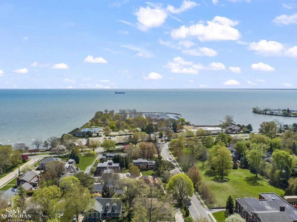 190 Lakeview Avenue Grosse Pointe Farms City, MI 48236