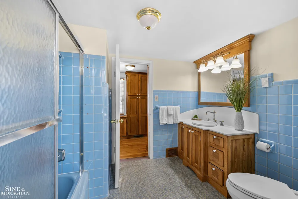 190 Lakeview Avenue Grosse Pointe Farms City, MI 48236
