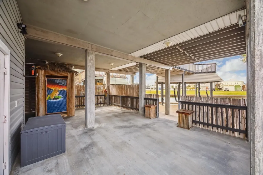 519 Westerly Drive Tiki Island, TX 77554