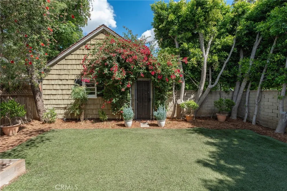 14335 Magnolia Sherman Oaks, CA 91423