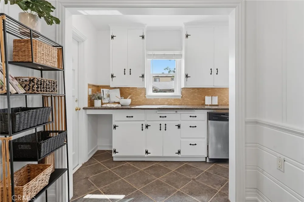 14335 Magnolia Sherman Oaks, CA 91423