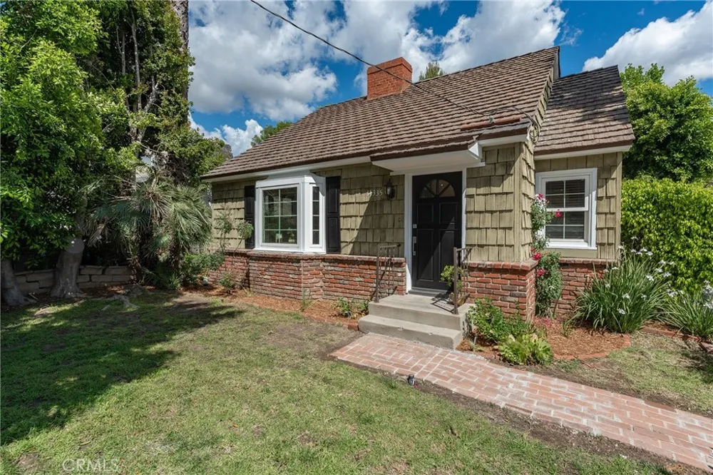 14335 Magnolia Sherman Oaks, CA 91423