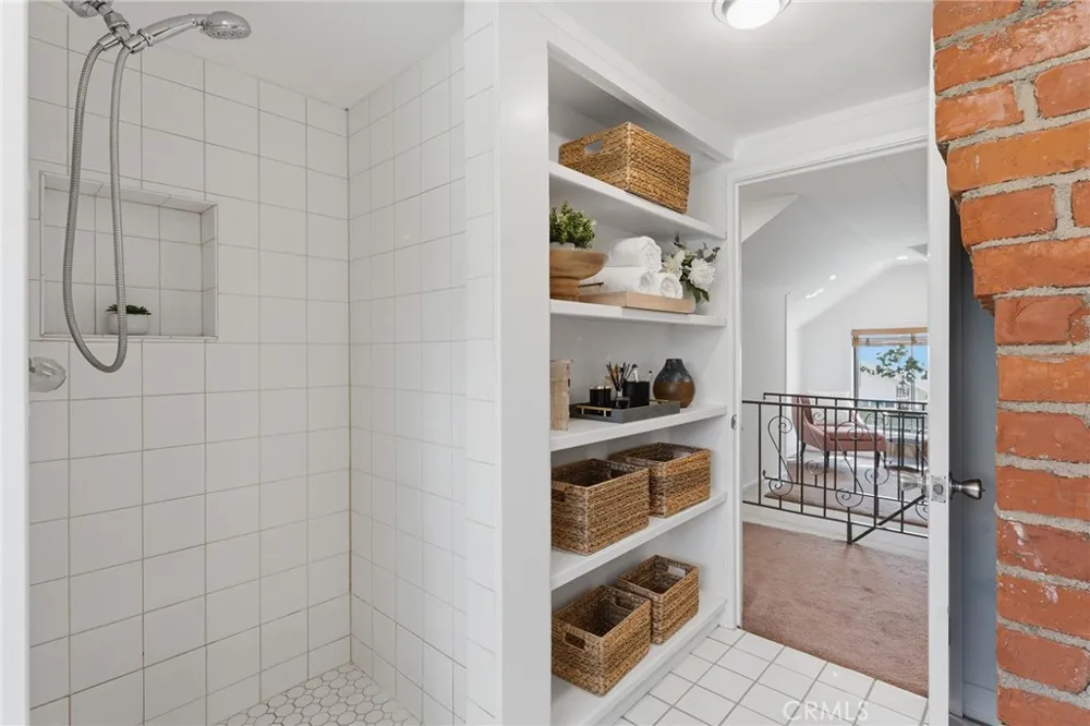 14335 Magnolia Sherman Oaks, CA 91423