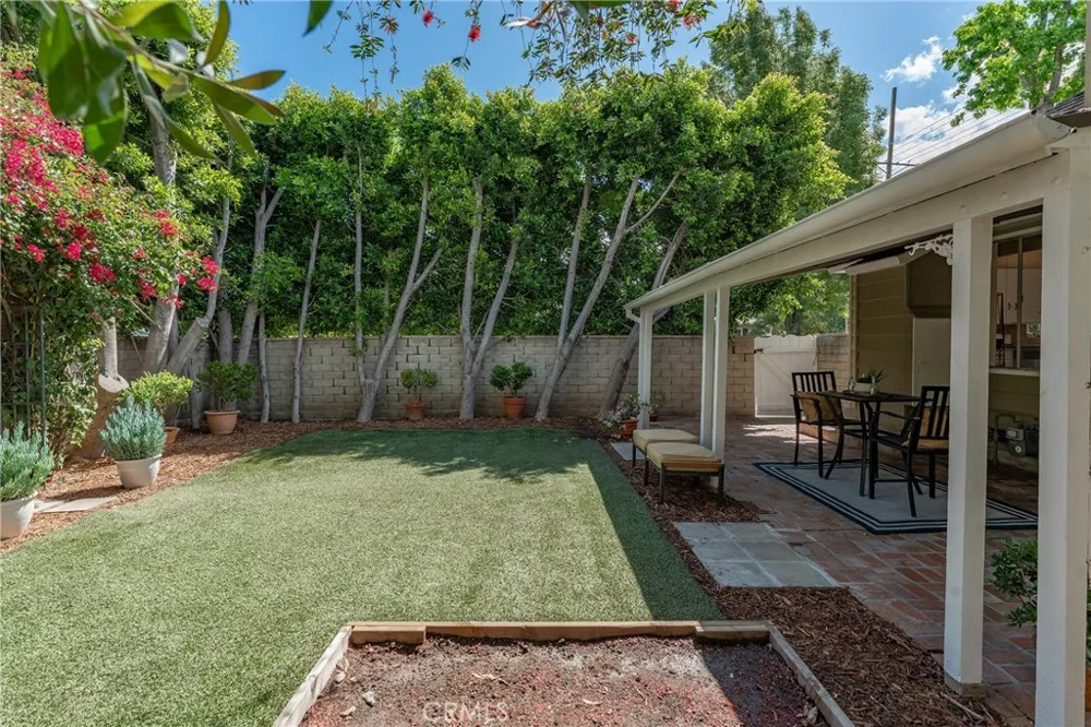 14335 Magnolia Sherman Oaks, CA 91423