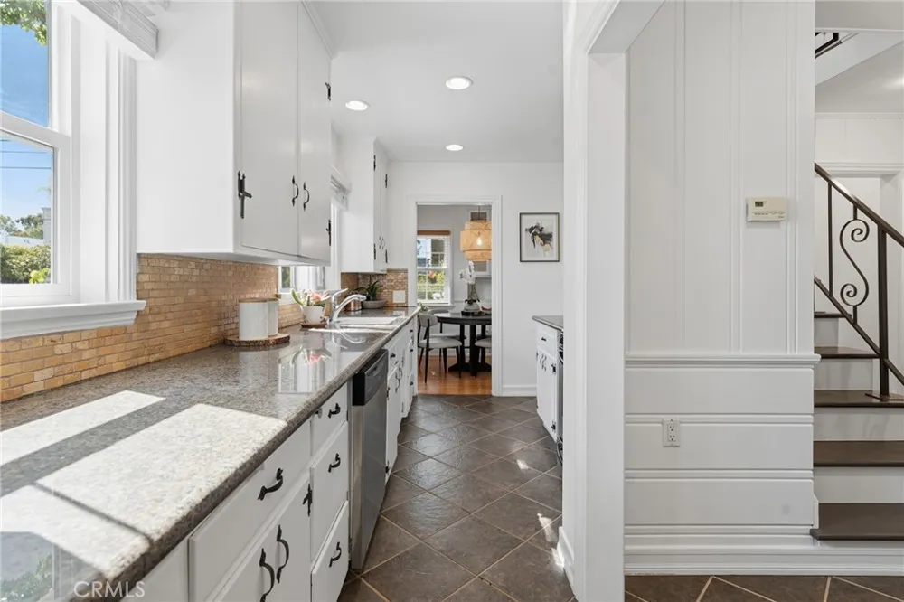 14335 Magnolia Sherman Oaks, CA 91423