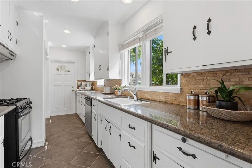 14335 Magnolia Sherman Oaks, CA 91423