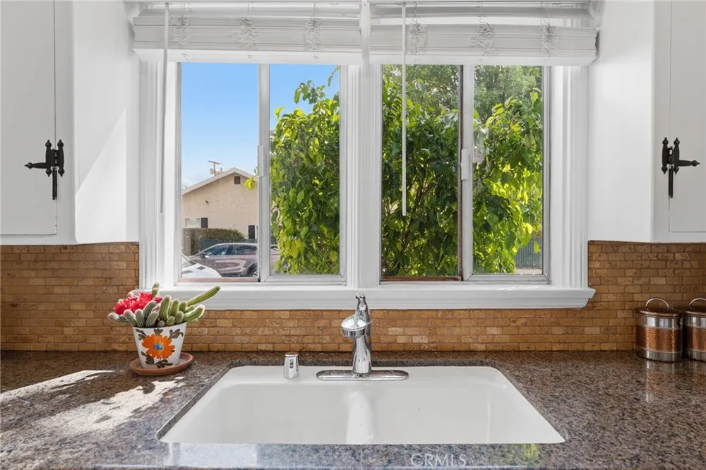 14335 Magnolia Sherman Oaks, CA 91423