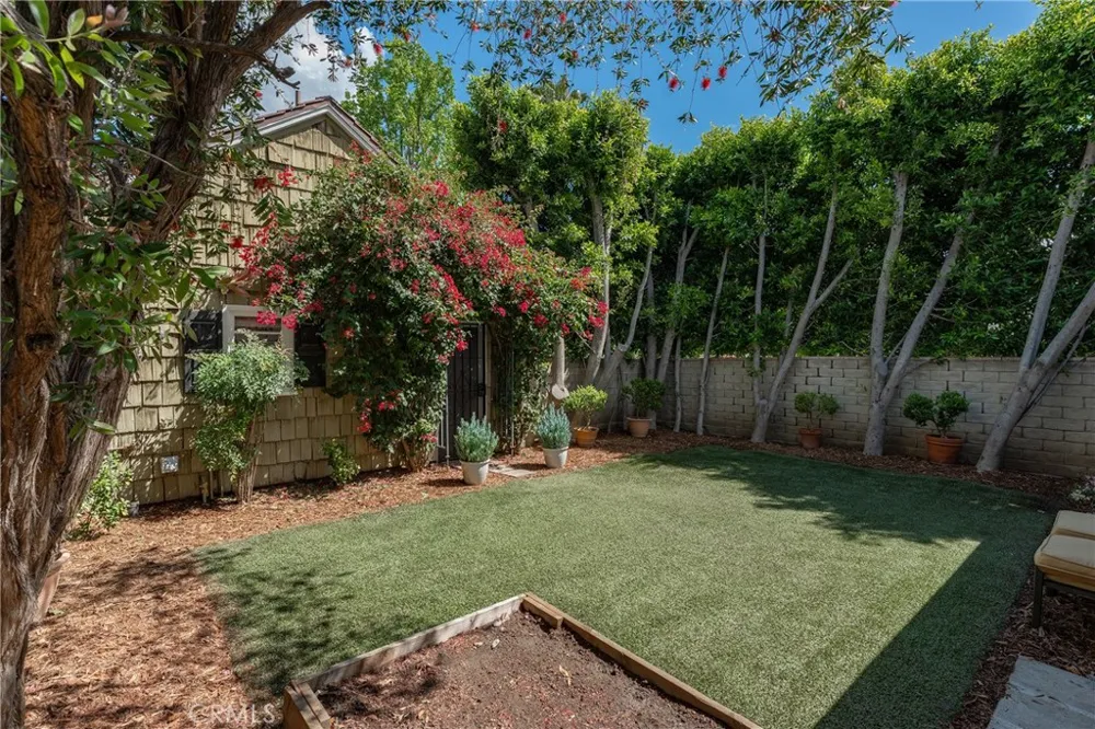 14335 Magnolia Sherman Oaks, CA 91423
