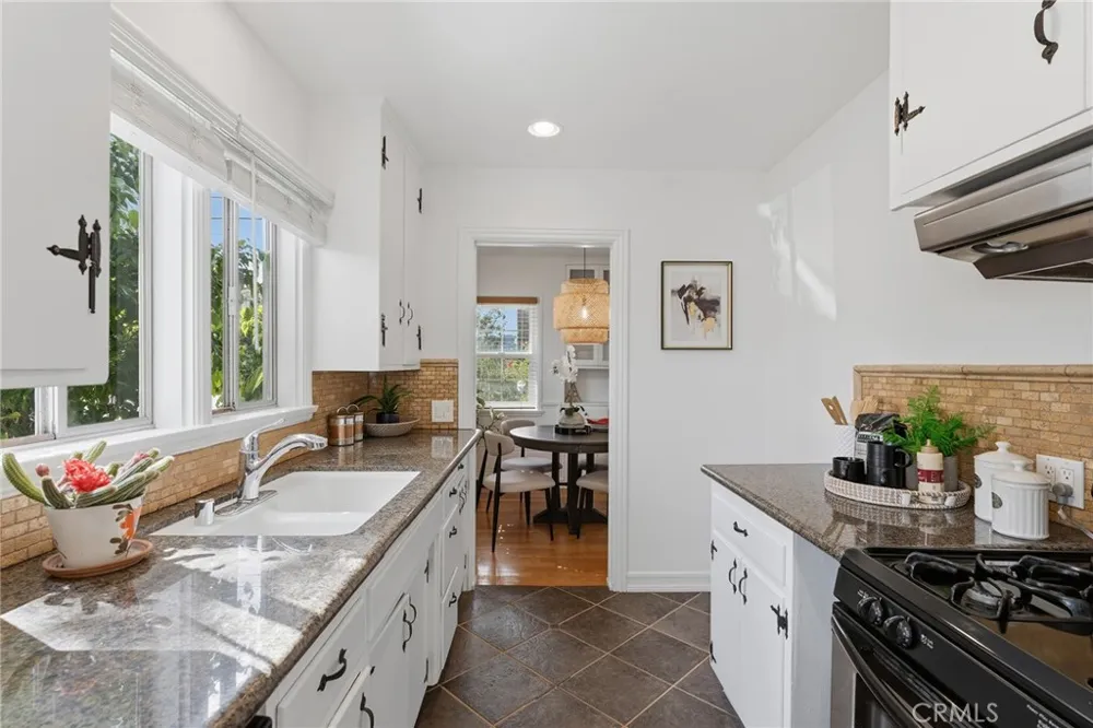 14335 Magnolia Sherman Oaks, CA 91423
