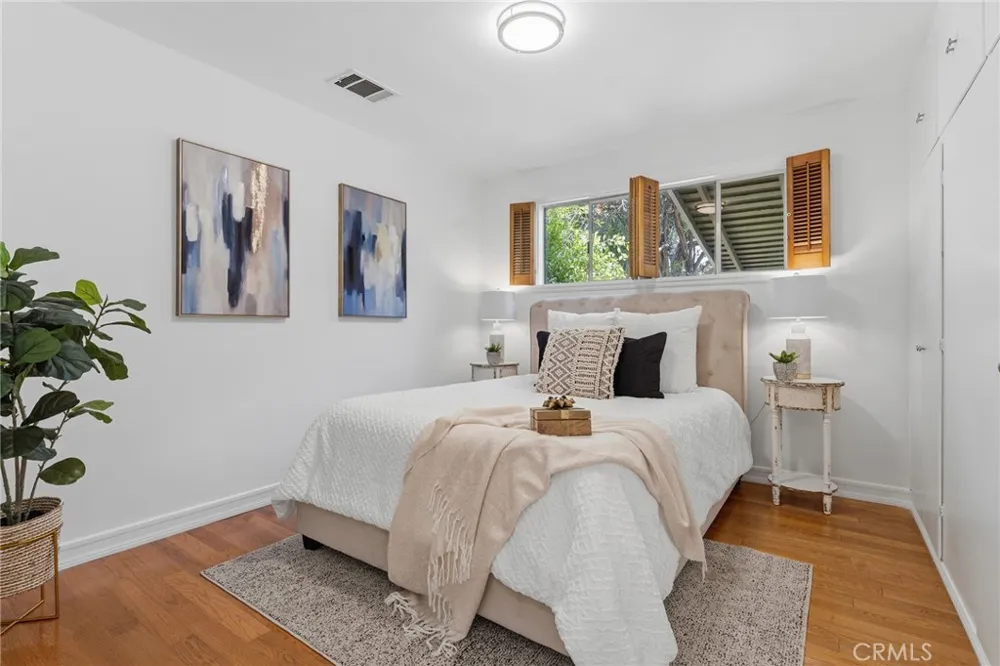 14335 Magnolia Sherman Oaks, CA 91423