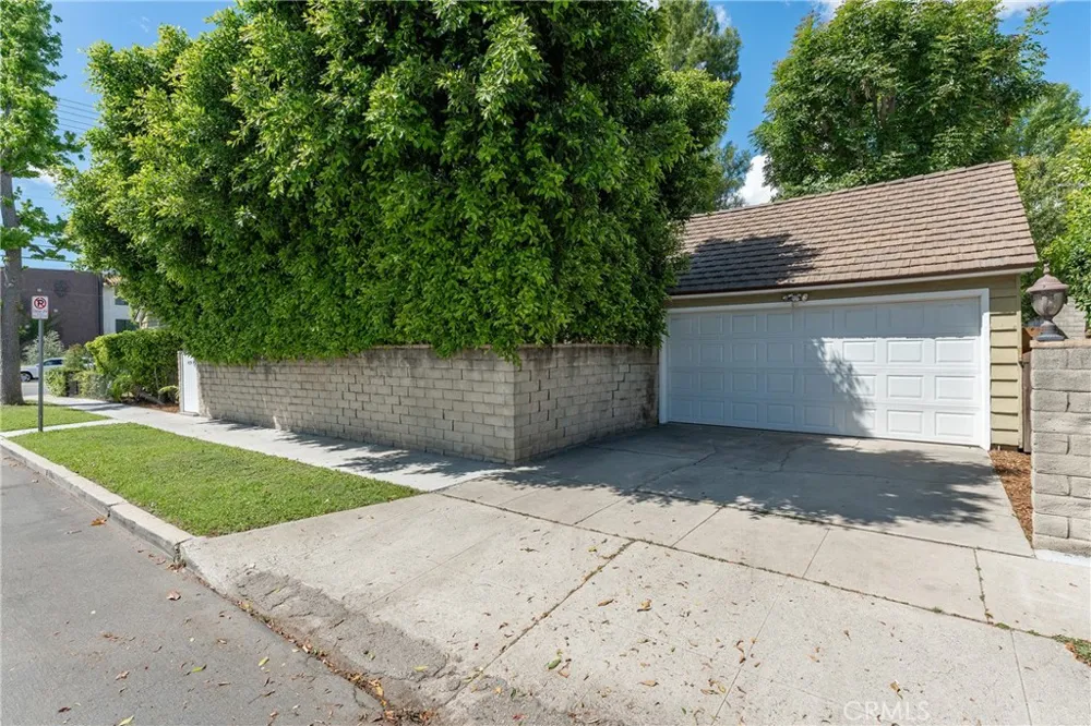 14335 Magnolia Sherman Oaks, CA 91423