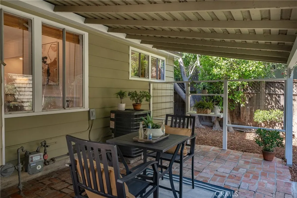 14335 Magnolia Sherman Oaks, CA 91423