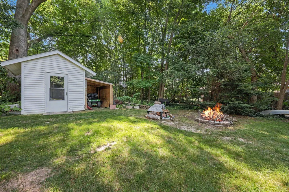 608 Arboretum Drive Fremont, MI 49412