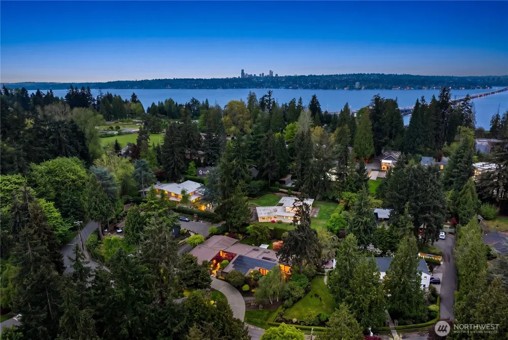 3215 78th Place NE Medina, WA 98039