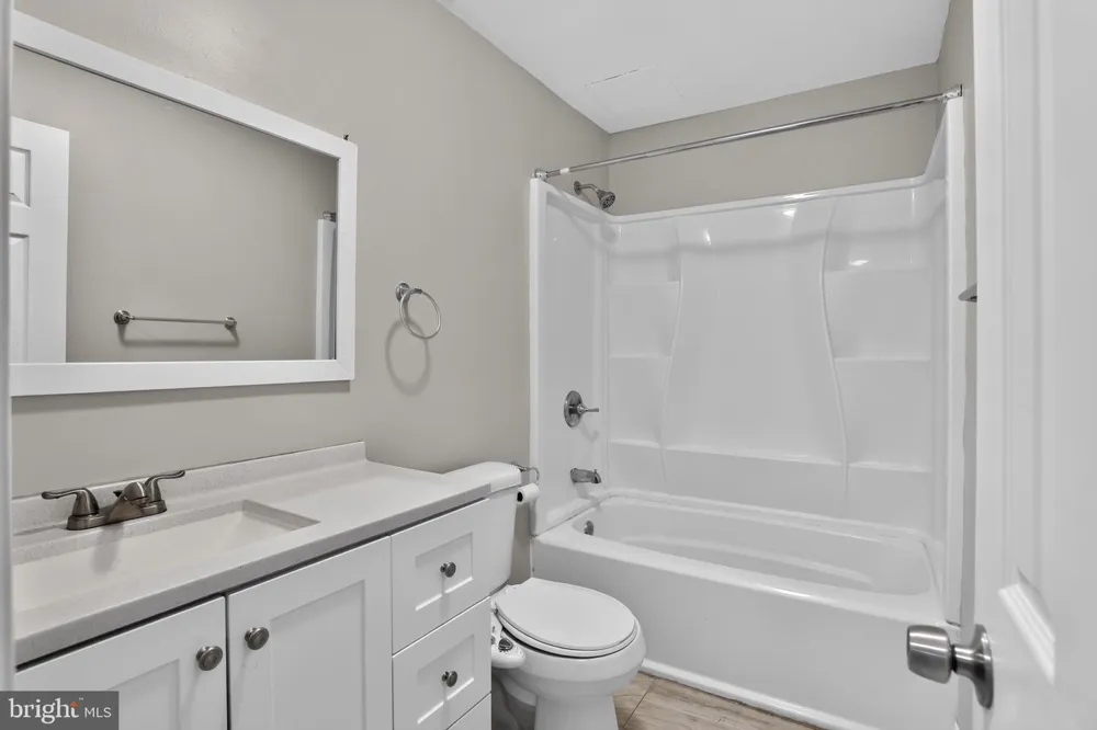 1807 SILVER COURT Hamilton, NJ 08690