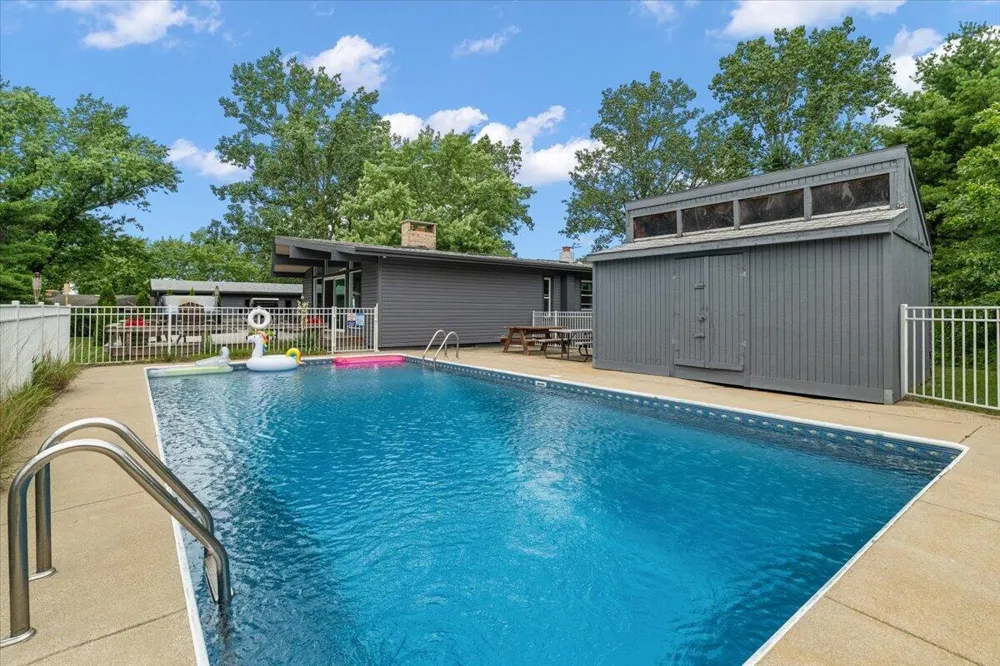 5501 Sunset Path Stevensville, MI 49127